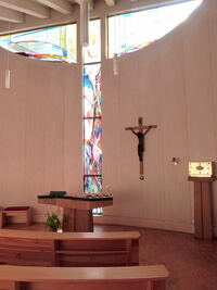 St. Maria Storkow: Innenraum mit Altar und Altarfenster